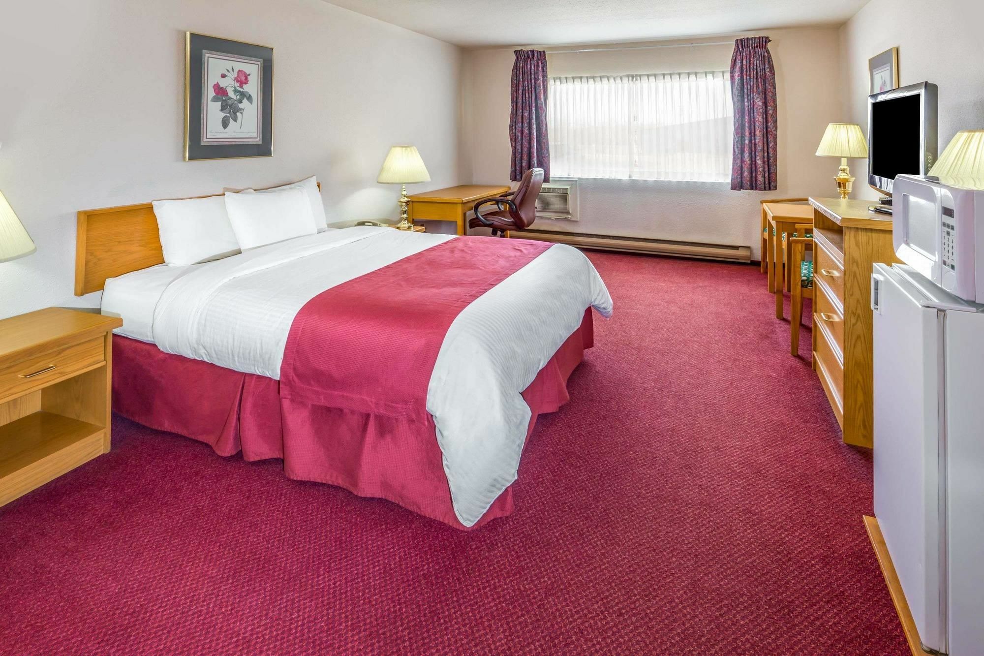 Howard Johnson By Wyndham Fort St. John Exterior photo